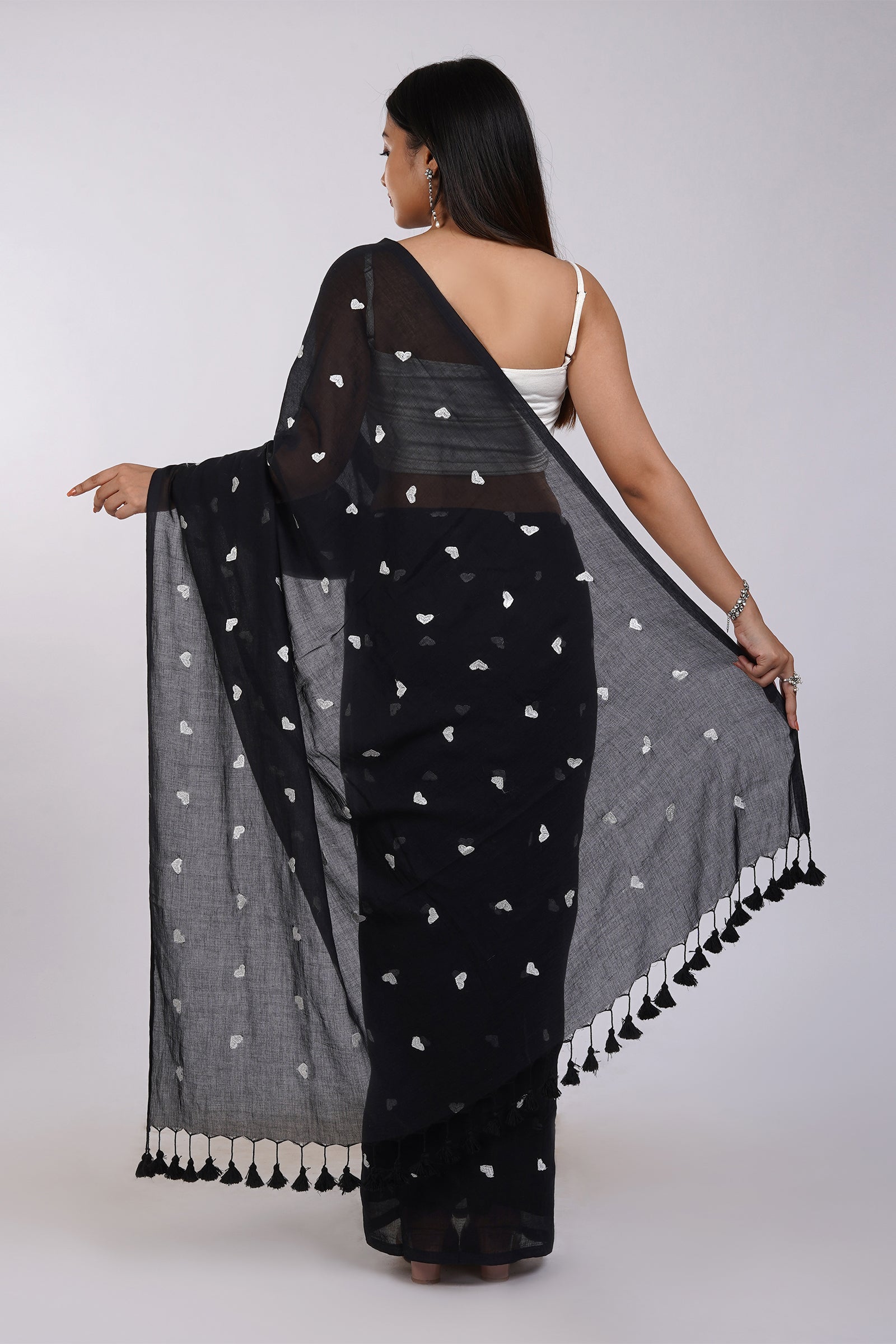 Teejh Chahna Black and White Mul Cotton Heart Embroidery Saree