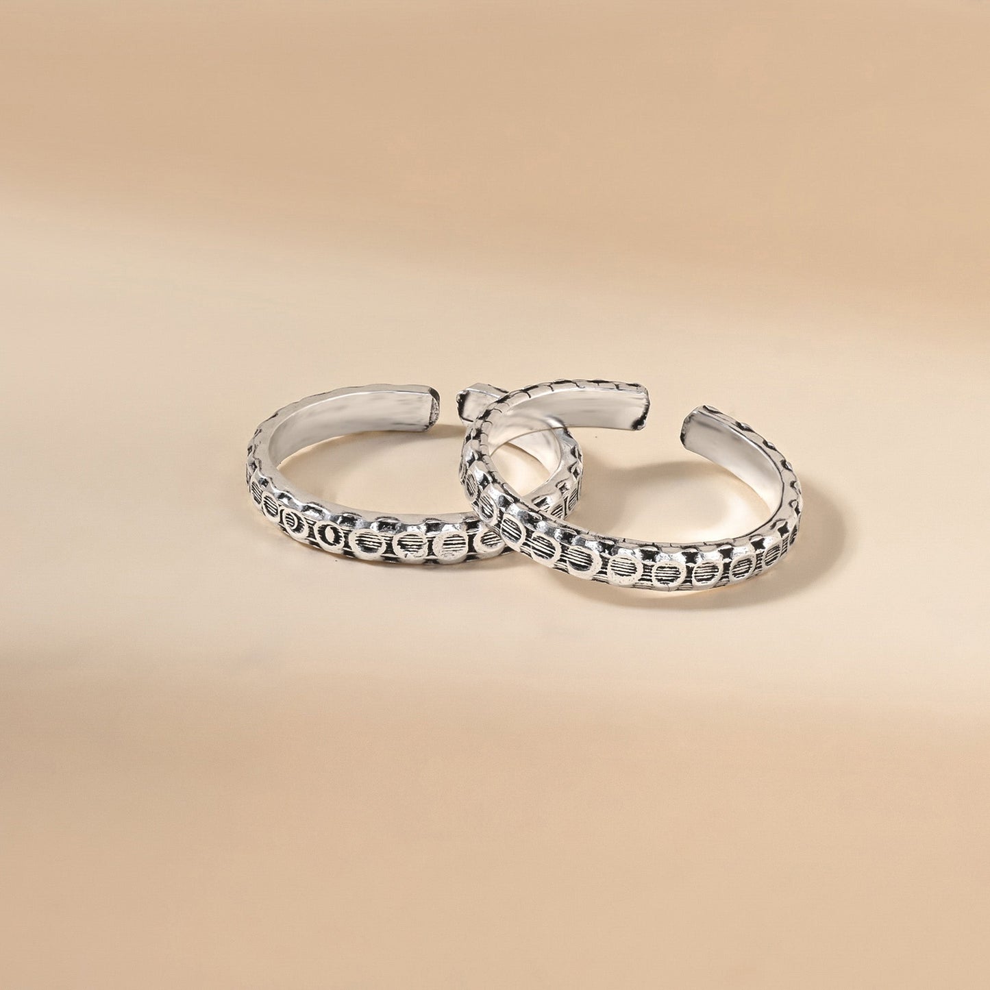 Circular Harmony Oxidized Toe Ring