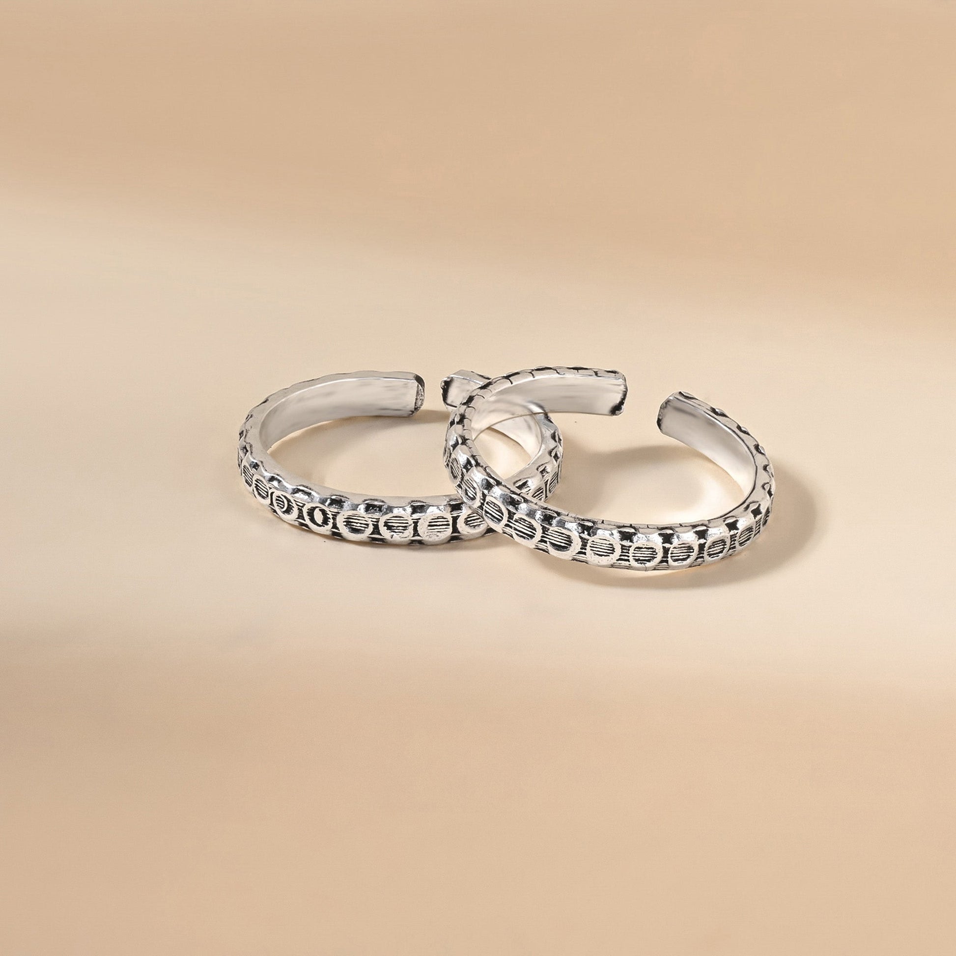 Circular Harmony Oxidized Toe Ring