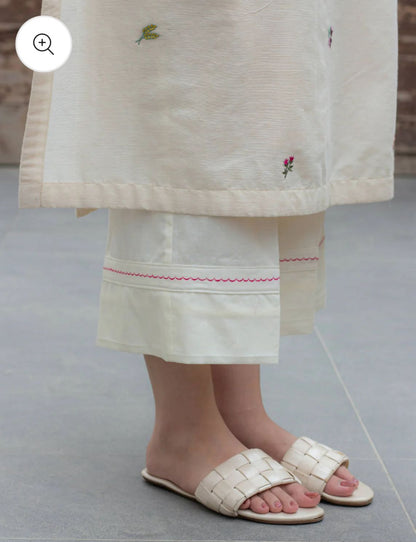 JAIPUR Elegant Off-White Embroidered Kurta Set