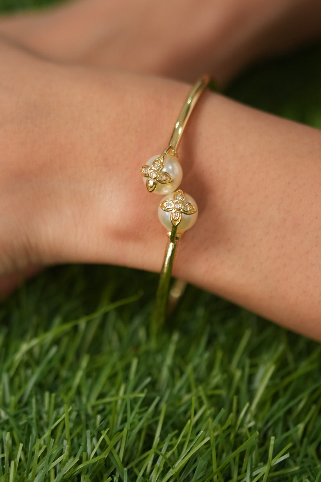 Floral Diamond On Pearl Western Party Wear Gold Twistable Bracelet