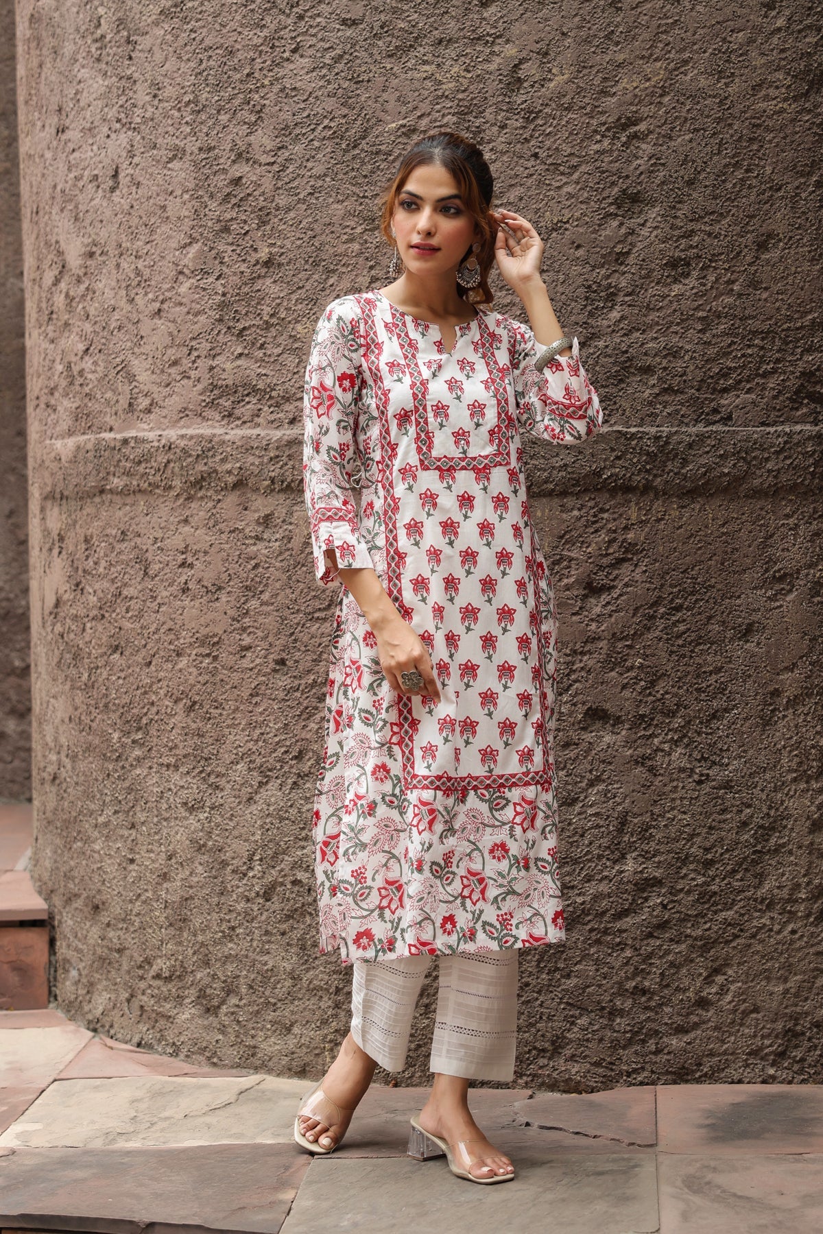 Women Thread Embroidered Kurta
