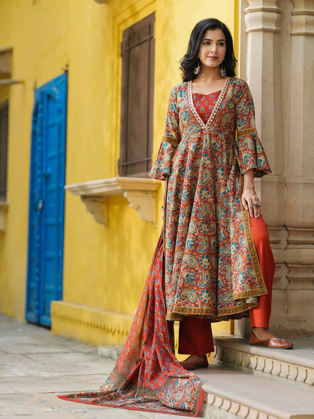 Women printed kurta set in maroon shade