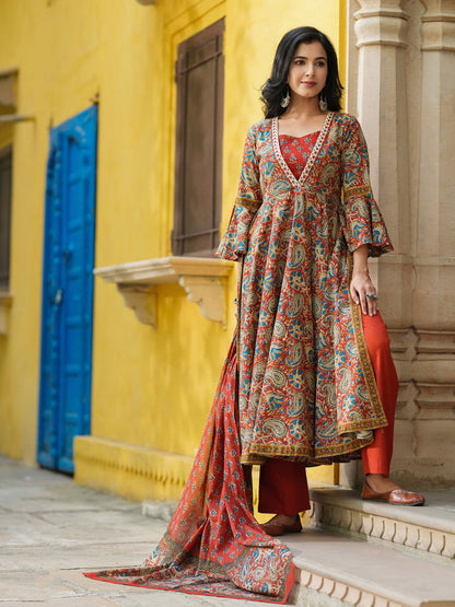 Women printed kurta set in maroon shade