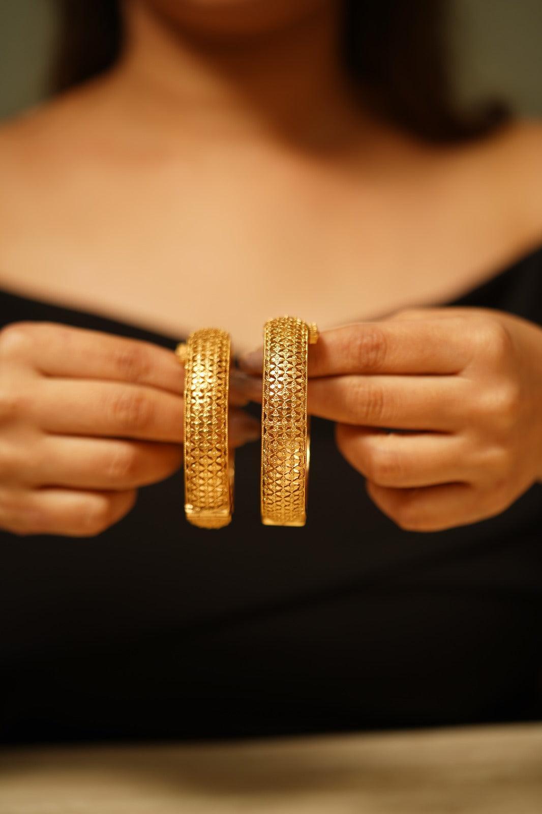 Filigree Plain Gold Thick Bangle | Kada - Attrangi