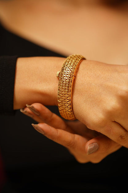 Filigree Plain Gold Thick Bangle | Kada - Attrangi