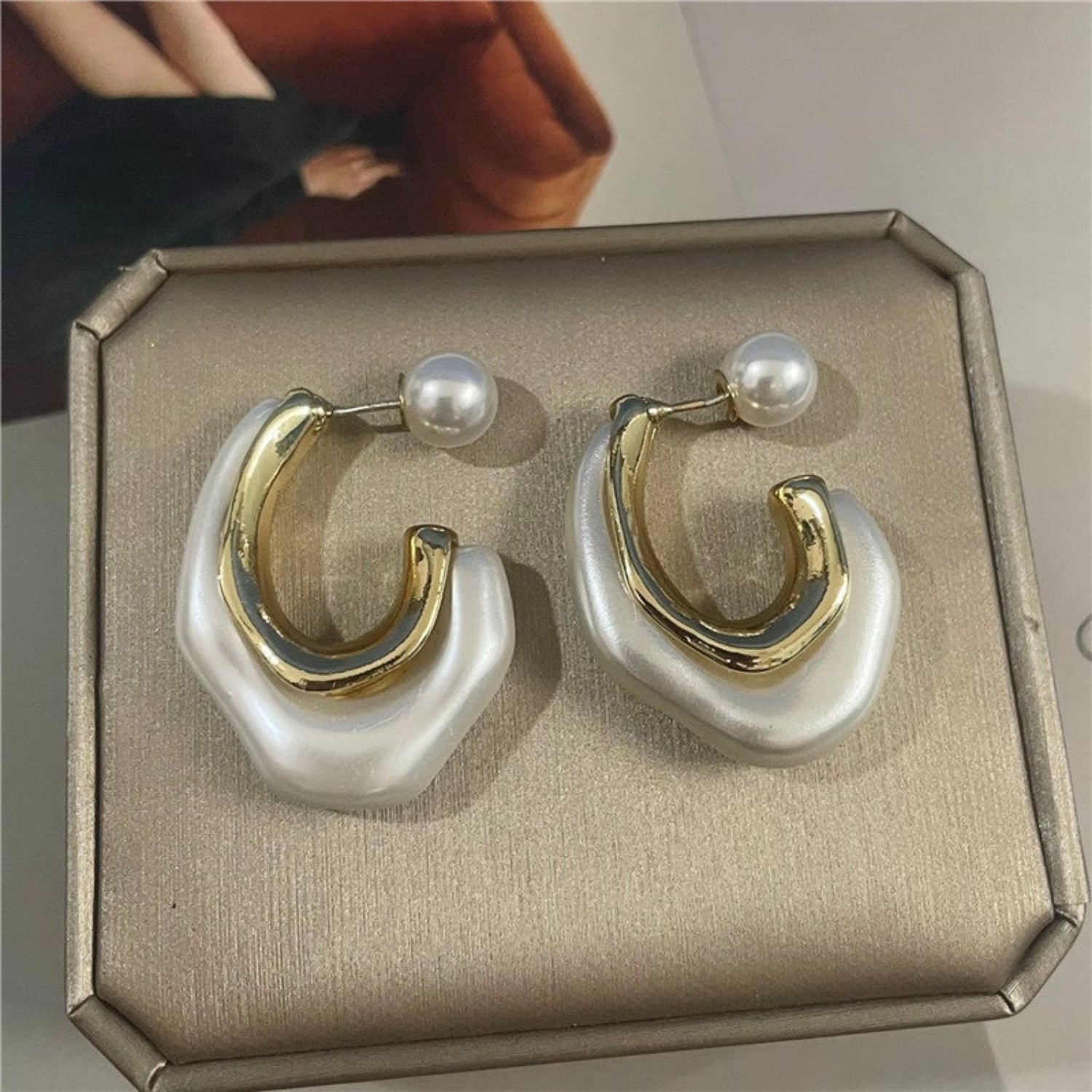 Sculpted Pearl Hoop Earrings JLT10961