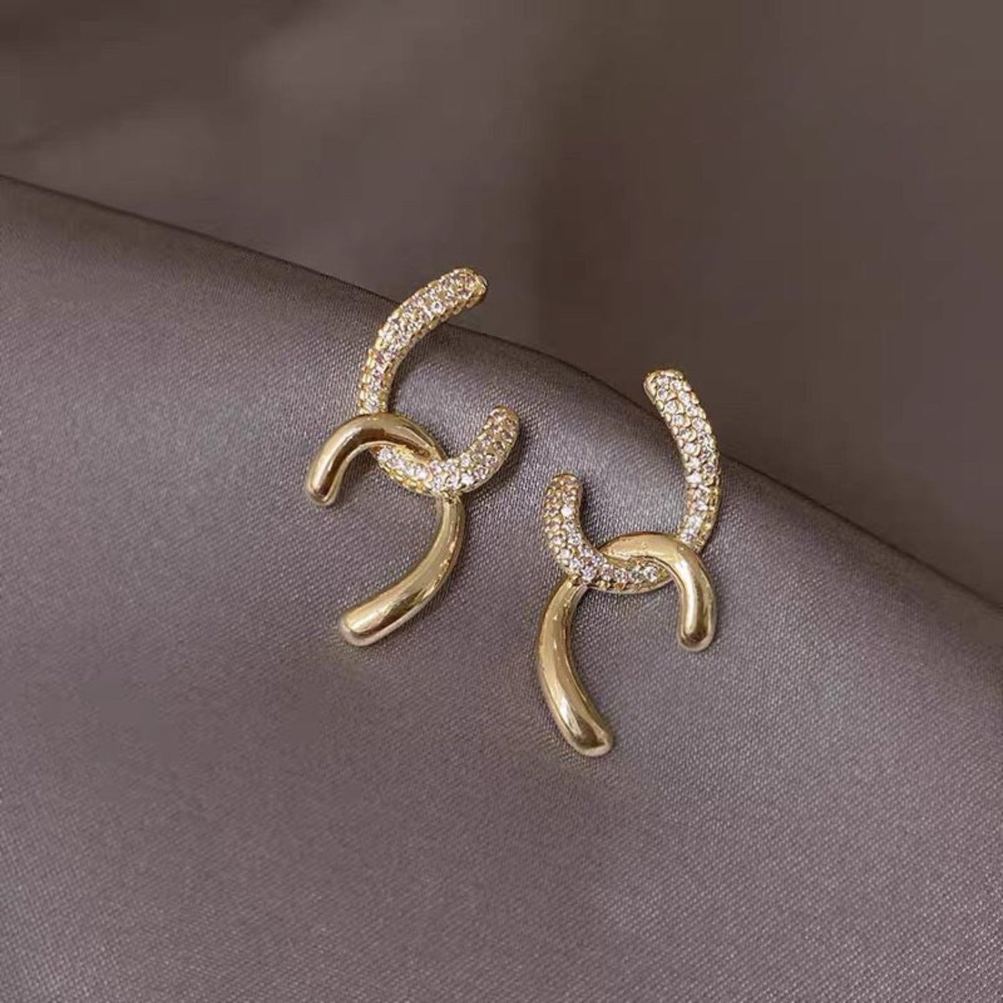 Glinting Link Pin Earrings JLT11482