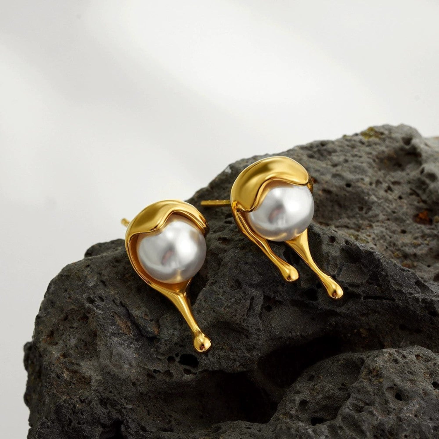 Molten Gold Pearl Stud Earrings JLT13390