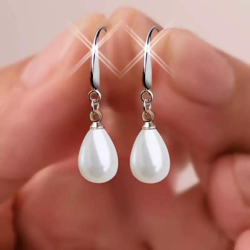 Minimal Pearl Drop Earrings