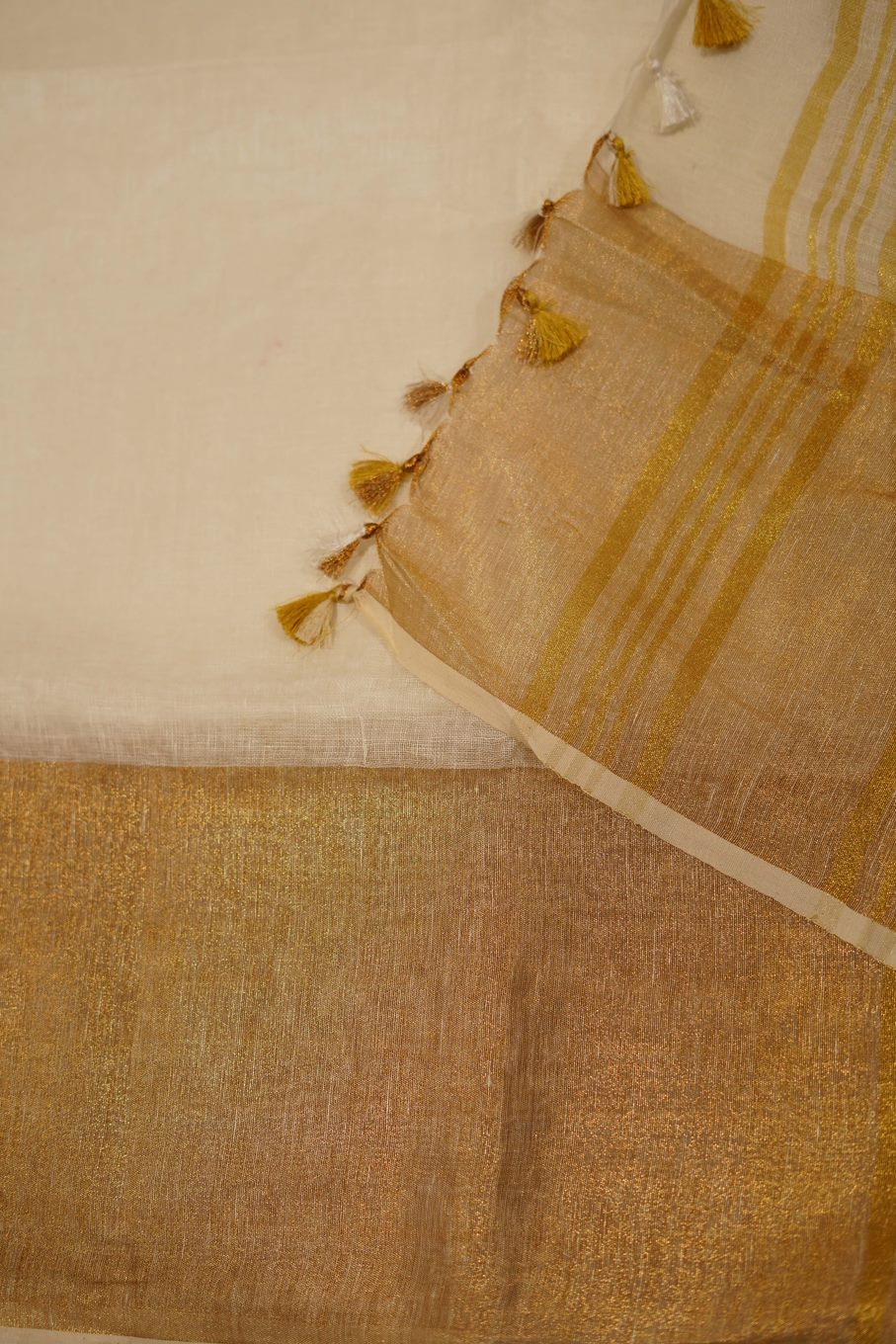 Teejh Laboni White & Gold Linen Saree